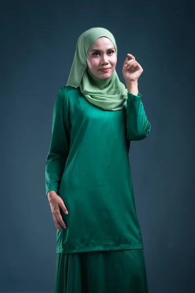 Retrato Metade Comprimento Belo Modelo Muçulmano Feminino Moderno Kurung Hijab — Fotografia de Stock