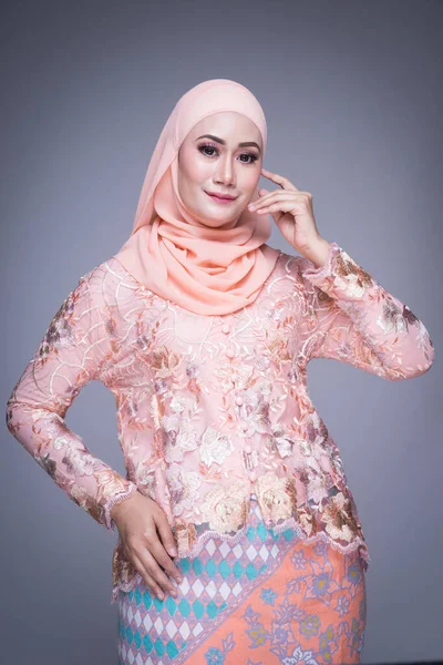Piękna Modelka Współczesnym Kurungu Hidżabie Nowoczesna Odzież Dla Muzułmanek Odizolowanych — Zdjęcie stockowe