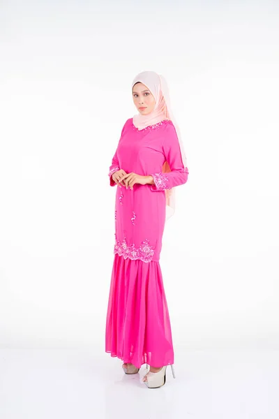 아름다운 분홍색 배경에 고립된 무슬림 여성들을 생활의 의상이다 패션의 — 스톡 사진