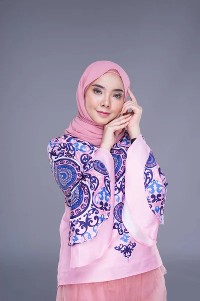 Bela Modelo Feminina Muçulmana Vestindo Roupas Modernas Com Hijab Vestuário — Fotografia de Stock