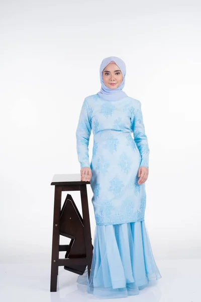 Aantrekkelijk Moslim Vrouwelijk Model Met Pastelblauw Moderne Kurung Met Hijab — Stockfoto