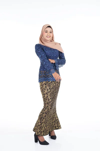 Attraktives Weibliches Modell Dunkelblauem Modernem Kurung Mit Hijab Einer Modernen — Stockfoto