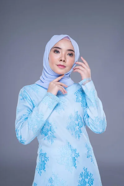 Modelo Feminino Muçulmano Bonito Vestindo Azul Pastel Moderno Kurung Com — Fotografia de Stock