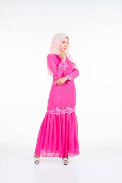 Modelo Feminina Bonita Vestindo Rosa Moderno Kurung Estilo Vida Urbano — Fotografia de Stock