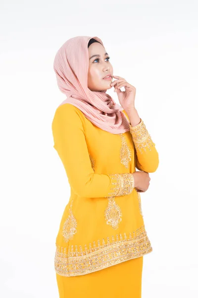 Modelo Muçulmano Feminino Bonito Várias Poses Vestindo Kurung Moderno Hijab — Fotografia de Stock