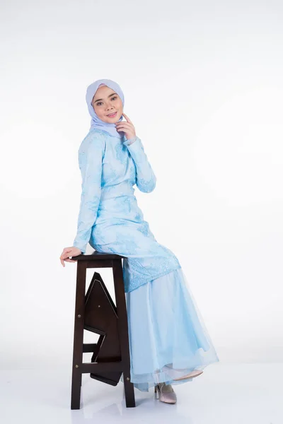 Atractiva Modelo Femenina Musulmana Vestida Con Kurung Moderno Azul Pastel — Foto de Stock