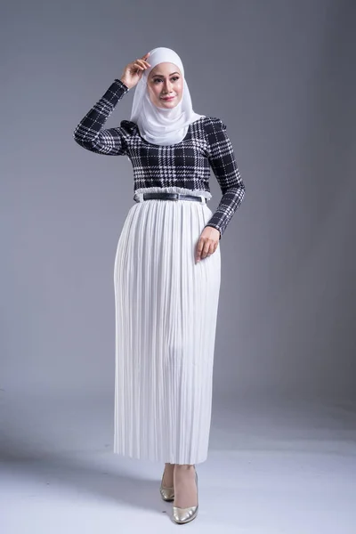 Portrait Intégral Une Belle Mannequin Musulmane Hijab Tenue Décontractée Sur — Photo