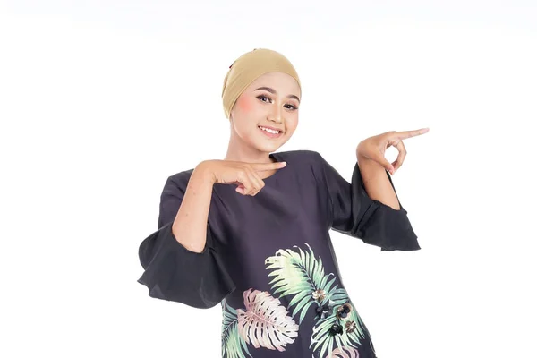 Szekrény Egy Gyönyörű Női Muszlim Modell Visel Fekete Modern Kurung — Stock Fotó