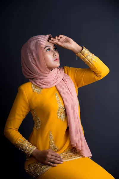 Piękna Muzułmańska Modelka Różnych Pozach Nowoczesnym Kurung Hidżabie Nowoczesnym Stylu — Zdjęcie stockowe