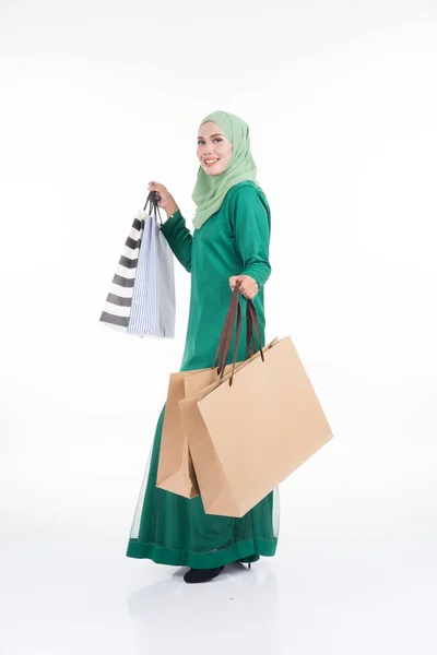 Красивая Азиатская Модель Современной Одежде Сумками Покупок Белом Фоне Eidul — стоковое фото