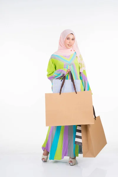 Seorang Model Wanita Muslim Yang Cantik Dan Bahagia Dengan Pakaian — Stok Foto