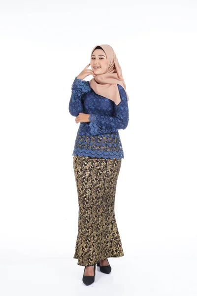 Modelo Feminino Atraente Vestindo Azul Escuro Moderno Kurung Com Hijab — Fotografia de Stock