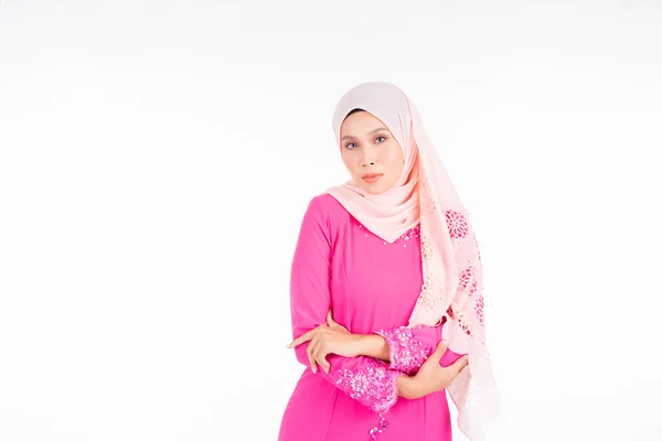 ピンクのモダンなクルンを身に着けている美しい女性モデル 白い背景に隔離されたイスラム教徒の女性のための現代的な都市生活アパレル 美とヒジャーブファッションのコンセプト — ストック写真