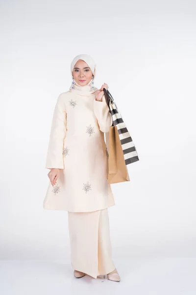 Piękna Muzułmańska Modelka Azjatyckiej Tradycyjnej Sukni Kurung Pahang Niosąca Torby — Zdjęcie stockowe