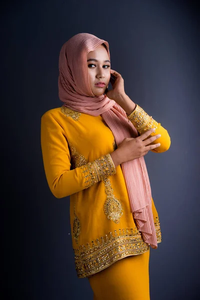 Bella Modella Musulmana Varie Pose Indossando Kurung Hijab Moderni Abbigliamento — Foto Stock