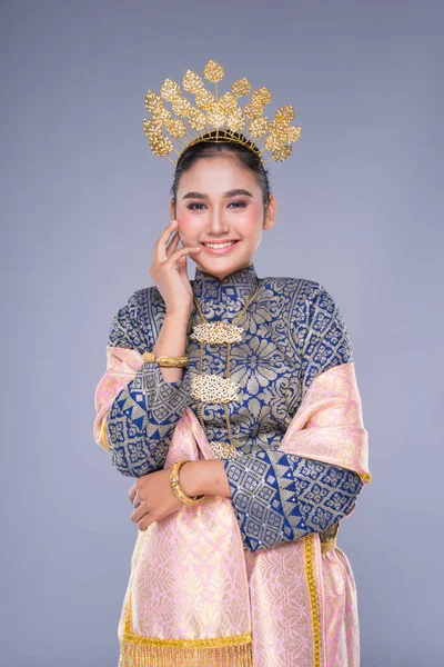 Μια Όμορφη Μαλαισιανή Παραδοσιακή Χορεύτρια Ένα Γοητευτικό Χαμόγελο Που Εκτελεί — Φωτογραφία Αρχείου
