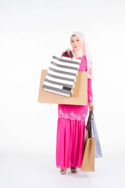 Ein Schönes Und Aufgeregtes Muslimisches Model Einem Traditionell Pinkfarbenen Modernen — Stockfoto