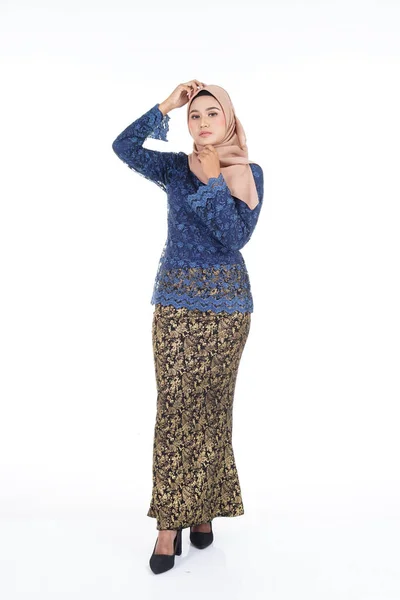 Aantrekkelijk Vrouwelijk Model Met Donkerblauwe Moderne Kurung Met Hijab Een — Stockfoto