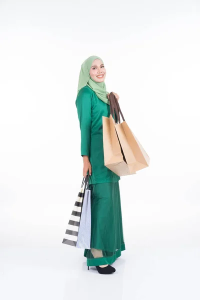 一个漂亮的亚洲女模特 穿着现代和服 背着白色背景的购物袋 Eidul Fitri节庆准备购物概念 全长肖像 — 图库照片