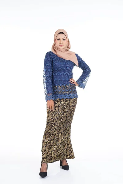 Modelo Feminino Atraente Vestindo Azul Escuro Moderno Kurung Com Hijab — Fotografia de Stock