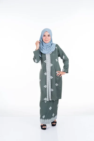 各种造型的漂亮女模特都穿着现代的Kebaya和Hijab 这是穆斯林妇女的一种现代城市生活方式服装 在白人背景下与世隔绝 美感和头巾流行的概念 — 图库照片