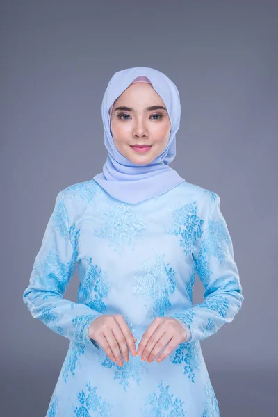 Piękna Muzułmańska Modelka Ubrana Pastelowy Niebieski Nowoczesny Kurung Hidżabem Miejską — Zdjęcie stockowe
