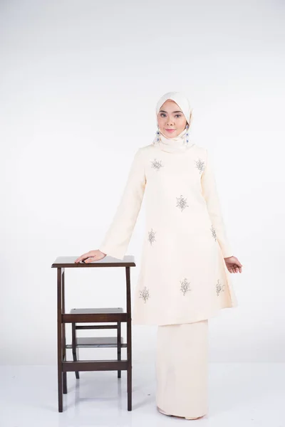 Bela Modelo Muçulmana Feminina Várias Poses Vestindo Kurung Pahang Hijab — Fotografia de Stock