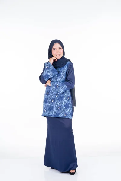 Bellissimo Modello Femminile Varie Pose Indossando Kurung Hijab Moderni Abbigliamento — Foto Stock