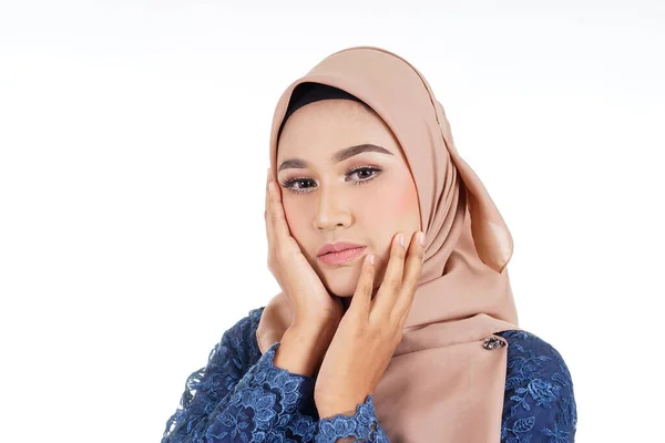 어두운 현대의 아름다운 이슬람 모델의 사진은 하얀색 배경에 고립된 무슬림 — 스톡 사진