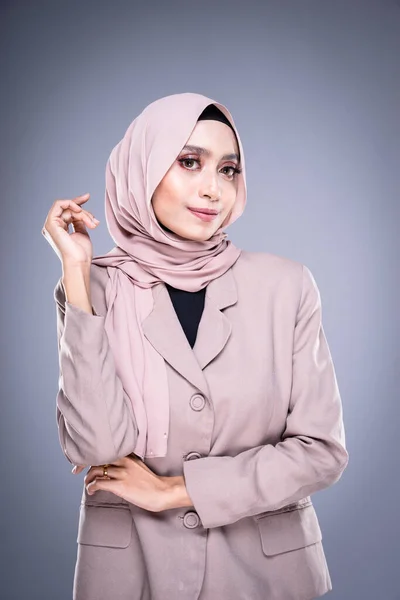 Retrato Metade Comprimento Belo Modelo Feminino Muçulmano Hijab Roupas Escritório — Fotografia de Stock