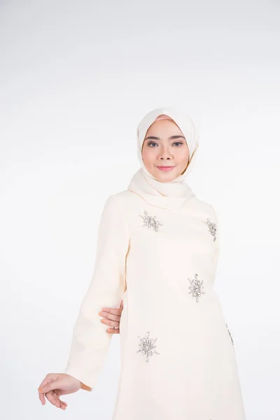 Hermosa Modelo Musulmana Femenina Varias Poses Con Kurung Pahang Hijab — Foto de Stock