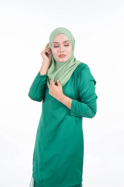 漂亮的女模 穿着现代的Kurung和Hijab 这是穆斯林妇女的一种现代生活方式服装 与白人背景隔离 美感和头巾流行的概念 半长肖像画 — 图库照片