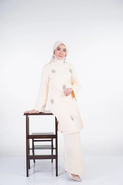 Bela Modelo Muçulmana Feminina Várias Poses Vestindo Kurung Pahang Hijab — Fotografia de Stock