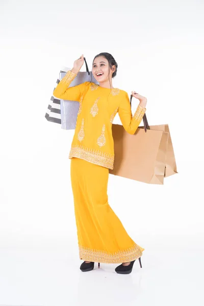 Model Wanita Asia Yang Cantik Dengan Pakaian Tradisional Modern Kurung — Stok Foto