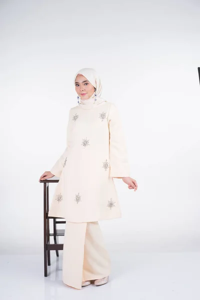 Bela Modelo Muçulmana Feminina Várias Poses Vestindo Kurung Pahang Hijab — Fotografia de Stock