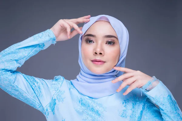 Retrato Fotográfico Uma Bela Modelo Feminina Muçulmana Hijab Azul Pastel — Fotografia de Stock