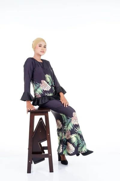 Model Wanita Cantik Mengenakan Kurung Modern Pakaian Gaya Hidup Perkotaan — Stok Foto