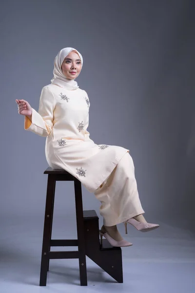 Bella Modella Musulmana Che Indossa Kurung Pahang Hijab Uno Stile — Foto Stock