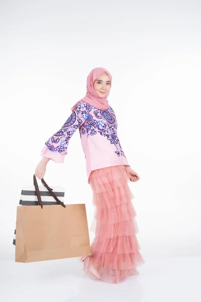 Seorang Model Wanita Muslim Yang Cantik Dengan Pakaian Tradisional Asia — Stok Foto