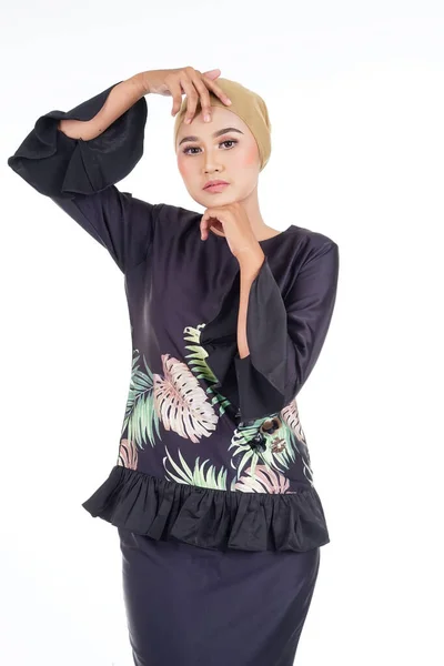 Fechar Belo Modelo Muçulmano Feminino Vestindo Kurung Moderno Preto Vestuário — Fotografia de Stock