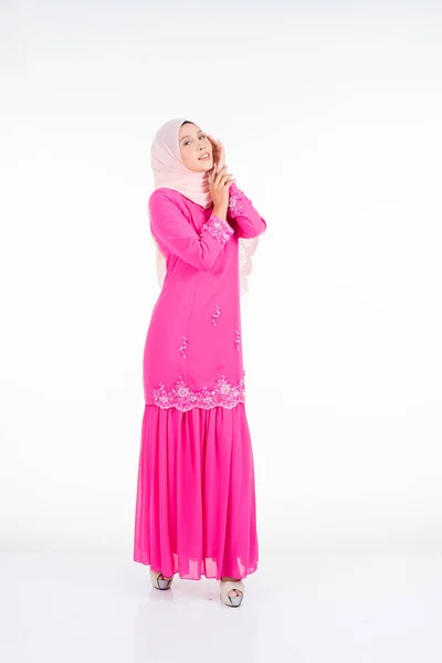 Modelo Feminina Bonita Vestindo Rosa Moderno Kurung Estilo Vida Urbano — Fotografia de Stock