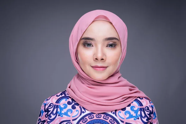 現代的なアパレルを身に着けている美しいイスラム教徒の女性モデルヒジャーブ 灰色の背景に隔離されたイスラム教徒の女性のための都市生活アパレル 美しさとヒジャーブファッションの概念 頭部の肖像画 — ストック写真