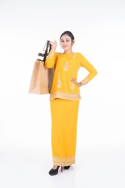 Piękna Azjatycka Modelka Tradycyjnej Sukience Nowoczesna Kurung Niosąca Torby Zakupy — Zdjęcie stockowe
