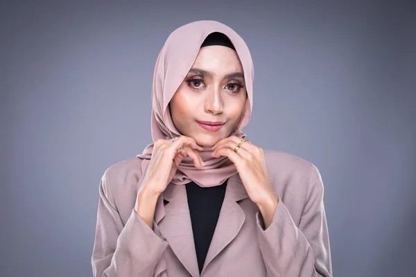 Captura Uma Bela Modelo Feminina Muçulmana Hijab Roupas Escritório Isoladas — Fotografia de Stock