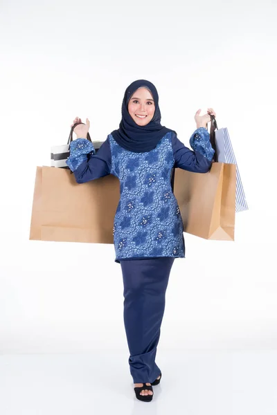 Seorang Model Wanita Muslim Yang Cantik Dan Bersemangat Dalam Pakaian — Stok Foto