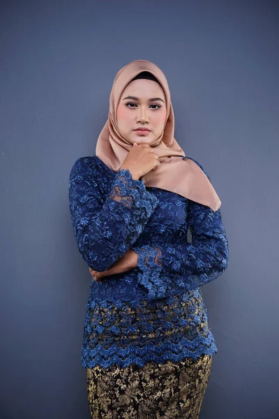ダークブルーのモダンなクルンを身に着けている魅力的な女性イスラム教徒のモデルヒジャーブは 灰色の背景に隔離されたイスラム教徒の女性のための現代的な都市生活アパレル 美とヒジャーブファッションのコンセプト — ストック写真