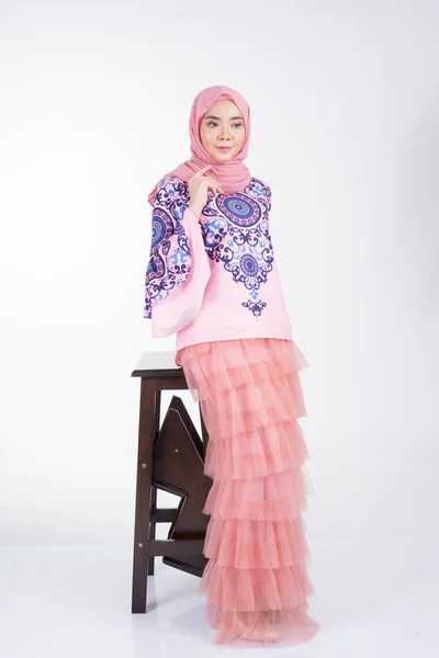 Όμορφο Μουσουλμανικό Γυναικείο Μοντέλο Που Φοράει Μοντέρνα Ρούχα Χιτζάμπ Μια — Φωτογραφία Αρχείου