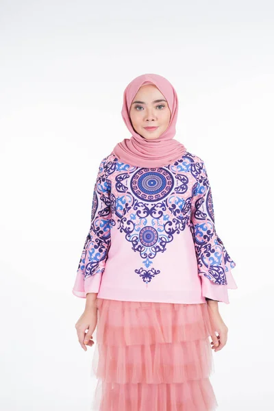 Schöne Muslimische Model Moderner Kleidung Mit Hijab Einem Urbanen Lebensstil — Stockfoto