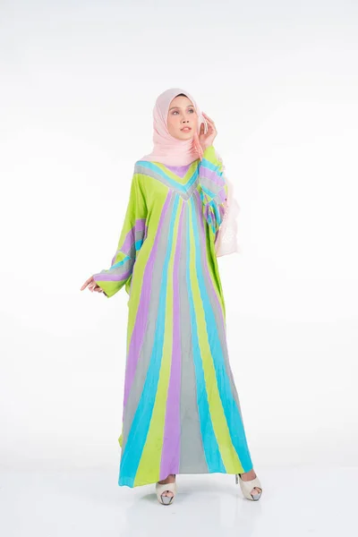 Belle Mannequin Femme Portant Kaftan Caftan Batik Pastel Une Robe — Photo