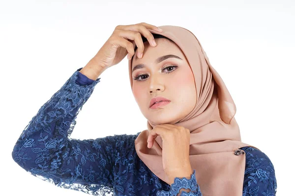 Captura Belo Modelo Muçulmano Feminino Vestindo Azul Escuro Moderno Kurung — Fotografia de Stock